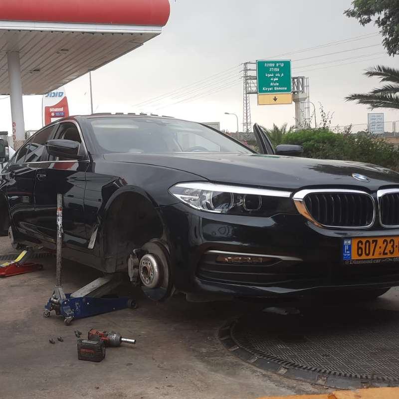 החלפת גלגל בתחנת דלק