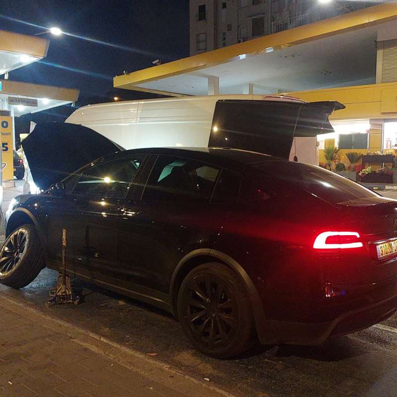 החלפת צמיג בתחנת דלק